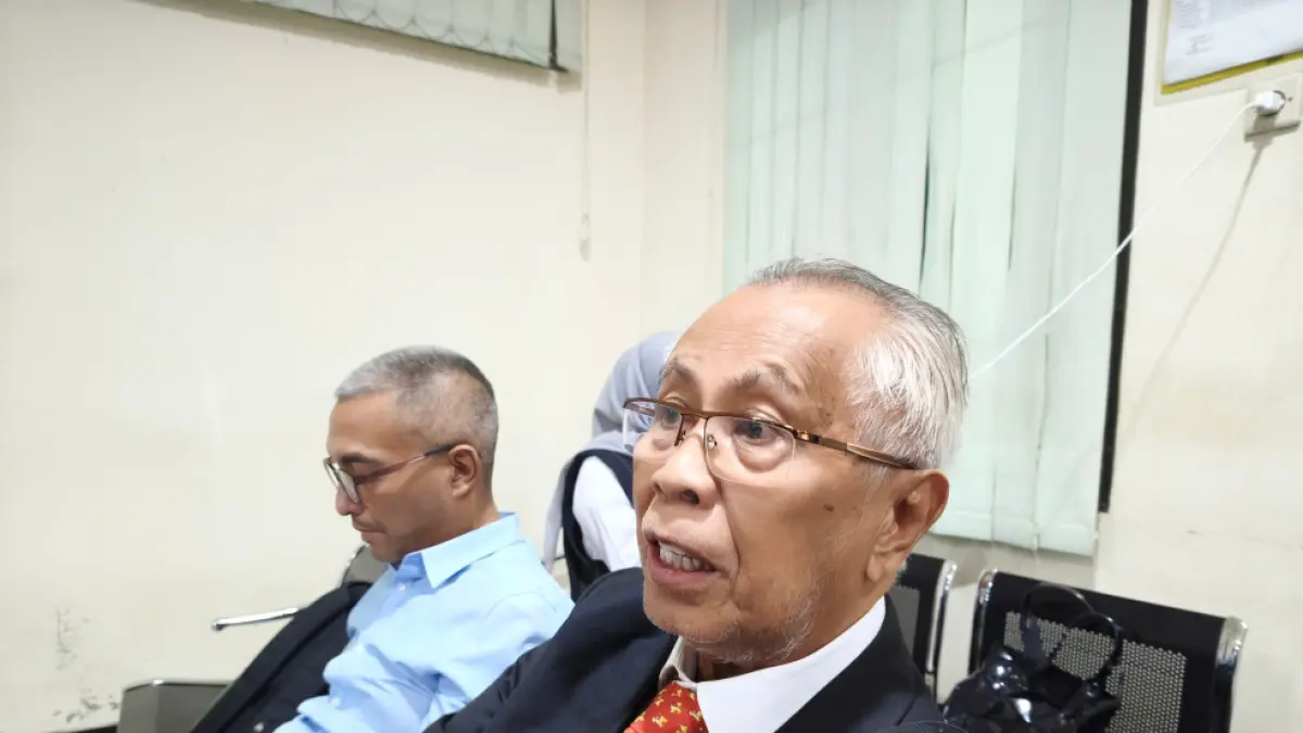 Kuasa hukum Jap Ferry Sanjaya terdakwa kasus korupsi pengelolaan Plasa Klaten, OC Kaligis. IDA FADILAH/JAWA POS RADAR SEMARANG&nbsp;