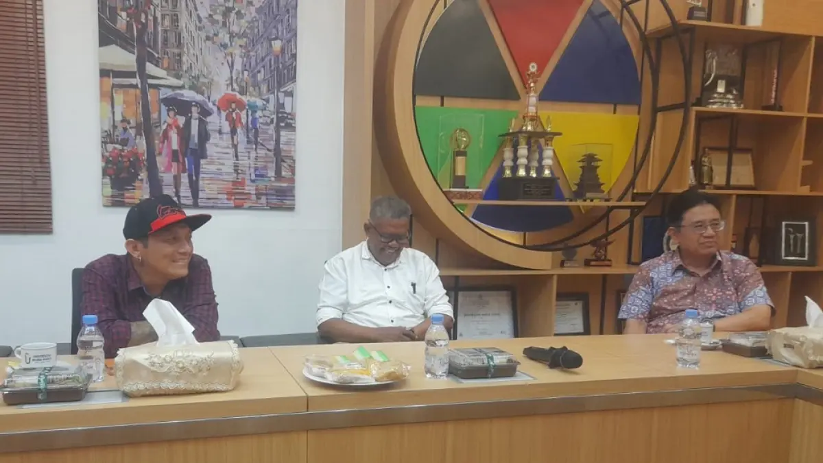Kuliah perdana Program Studi Magister Manajemen Universitas Muria Kudus (UMK) menghadirkan Welas Yuni Nugroho, SH, MH atau akrab disapa Pak Kades Hoho dari Desa Purwasaba, Kabupaten Banjarnegara.