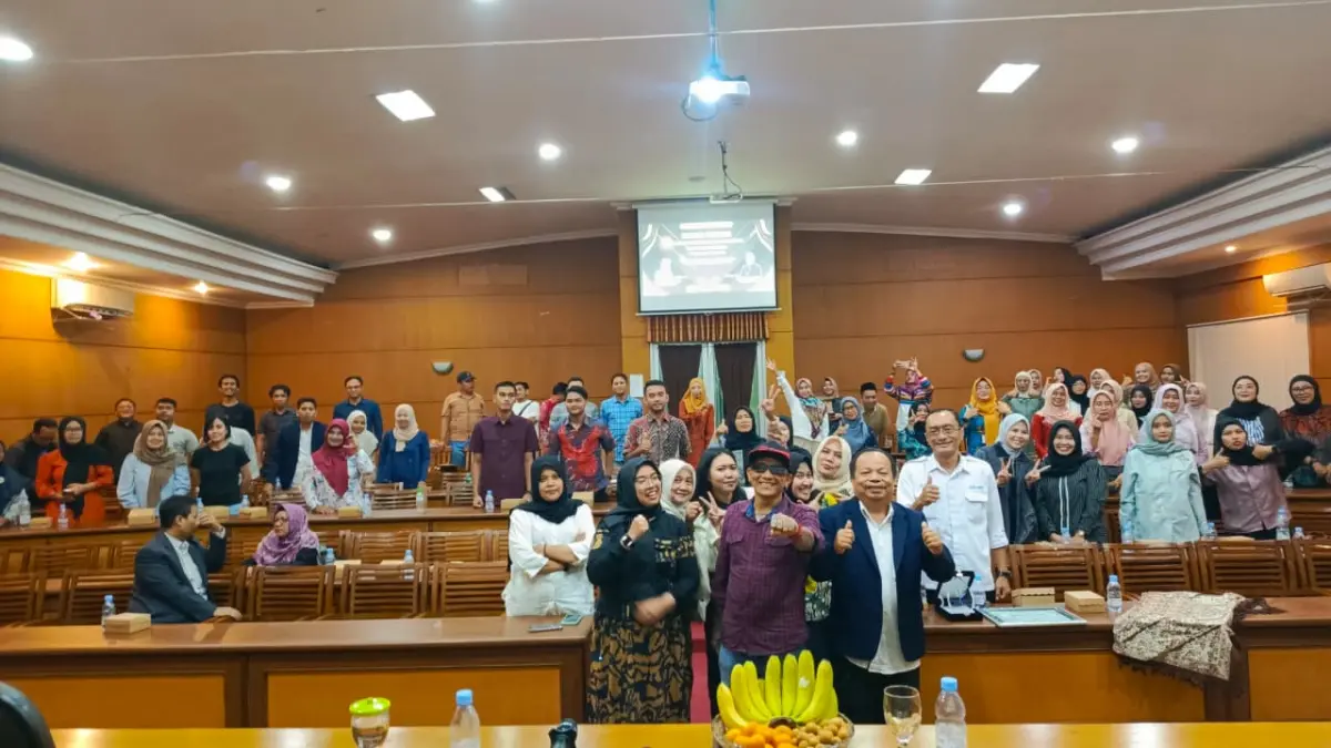 Program Studi Magister Manajemen (MM) menggelar kegiatan Kuliah Perdana, Jumat (17/4/2026), dengan mengangkat tema “Transformasi Kepemimpinan Desa dalam Meningkatkan Kesejahteraan Melalui Pengelolaan Sumber Daya”.
