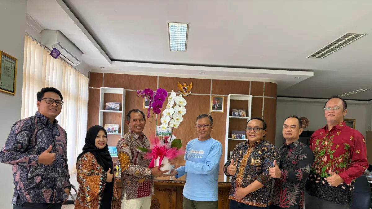 Direktur Jawa Pos Radar Semarang Baehaqi bersama manajemen menyampaikan ucapan selamat Dies Natalies kepad Rektor UIN Salatiga, Prof Zakiyuddin Baidhawy.