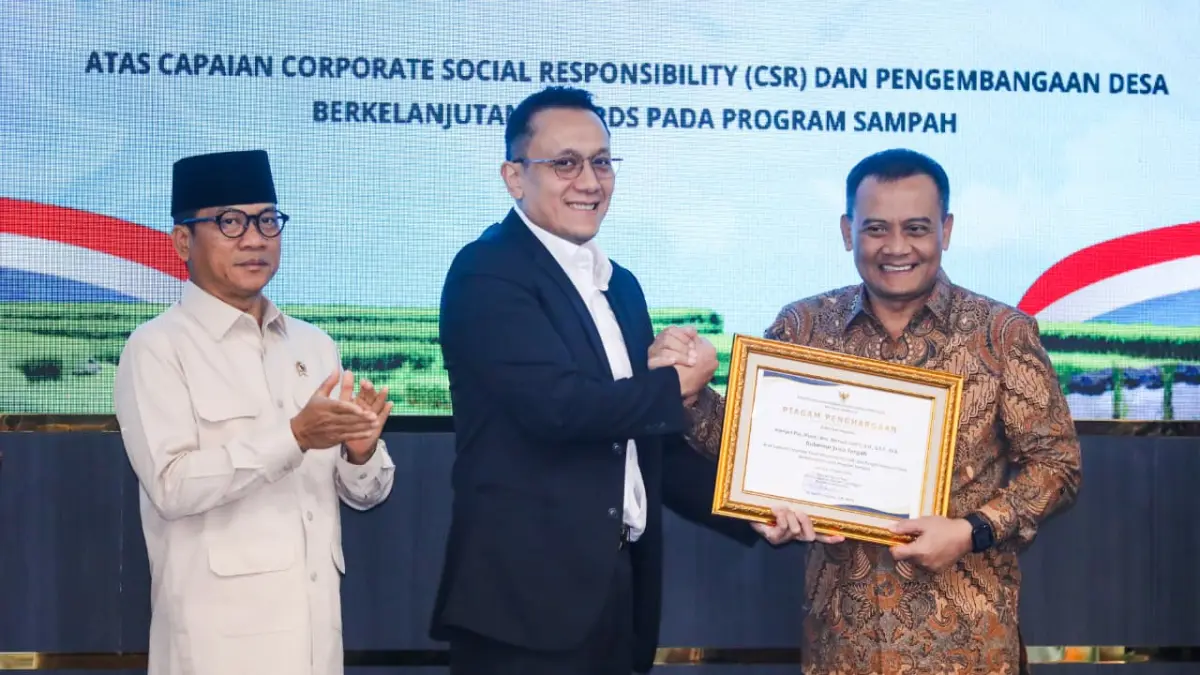 Gubernur Jawa Tengah, Ahmad Luthfi menerima penghargaan atas capaian Corporate Social Responsibility (CSR) dan Pengembangan Desa Berkelanjutan (PDB) Awards 2026