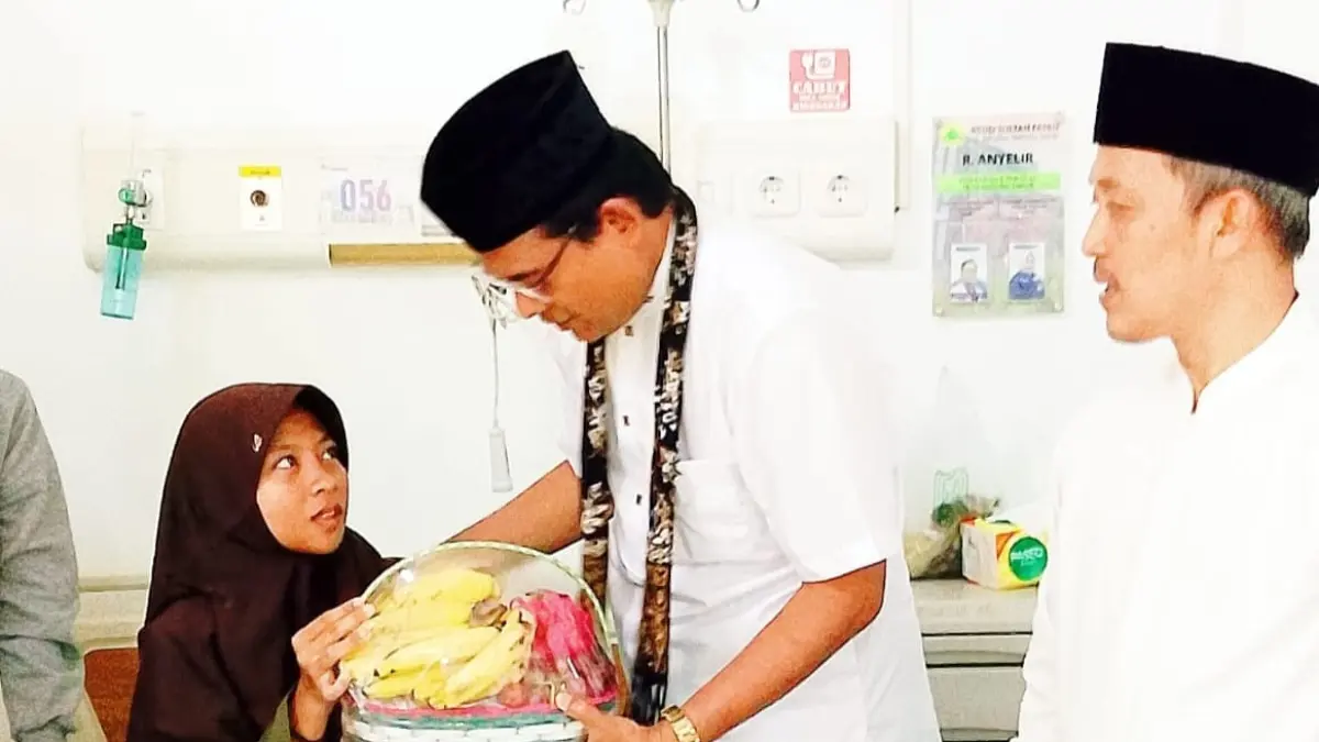 Ketua PGSI Demak Noor Salim membesuk santri korban keracunan di RS Sultan Fatah. (Wahibpribadi)