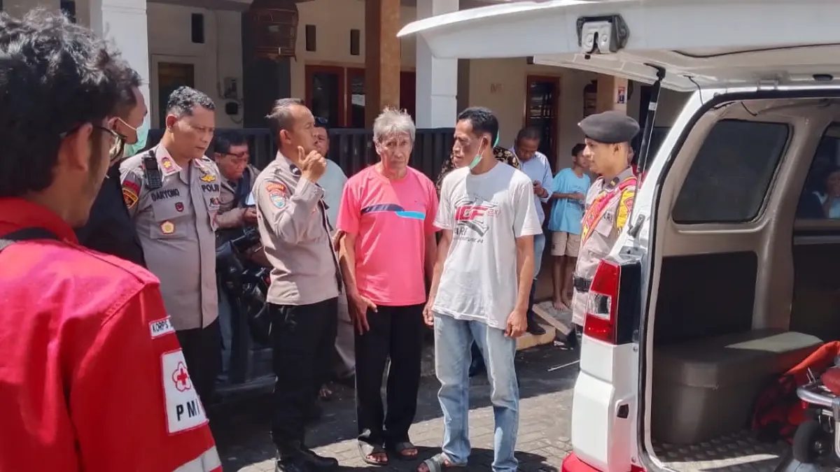 Petugas mengevakuasi penemuan kerangka manusia di perumahan Idaman Salatiga.