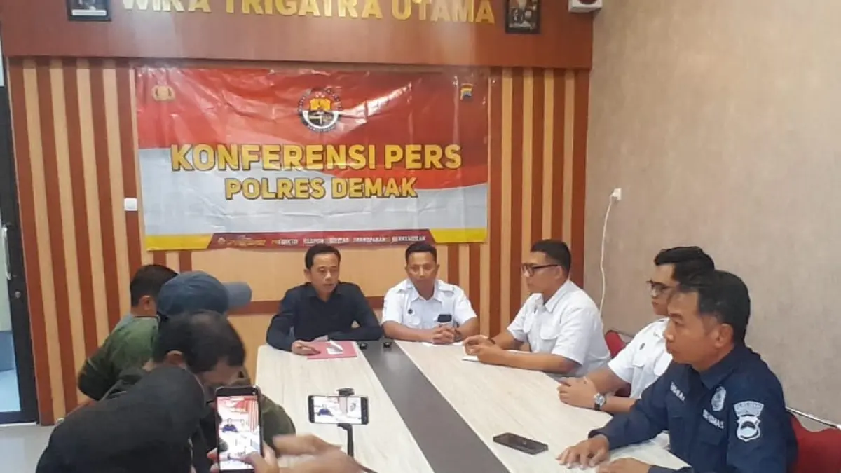 Plh Kasatreskrim Iptu Kuntoro dan Korwil SPPG Demak Muzani memberikan keterangan di Mapolres Demak. (Wahibpribadi)