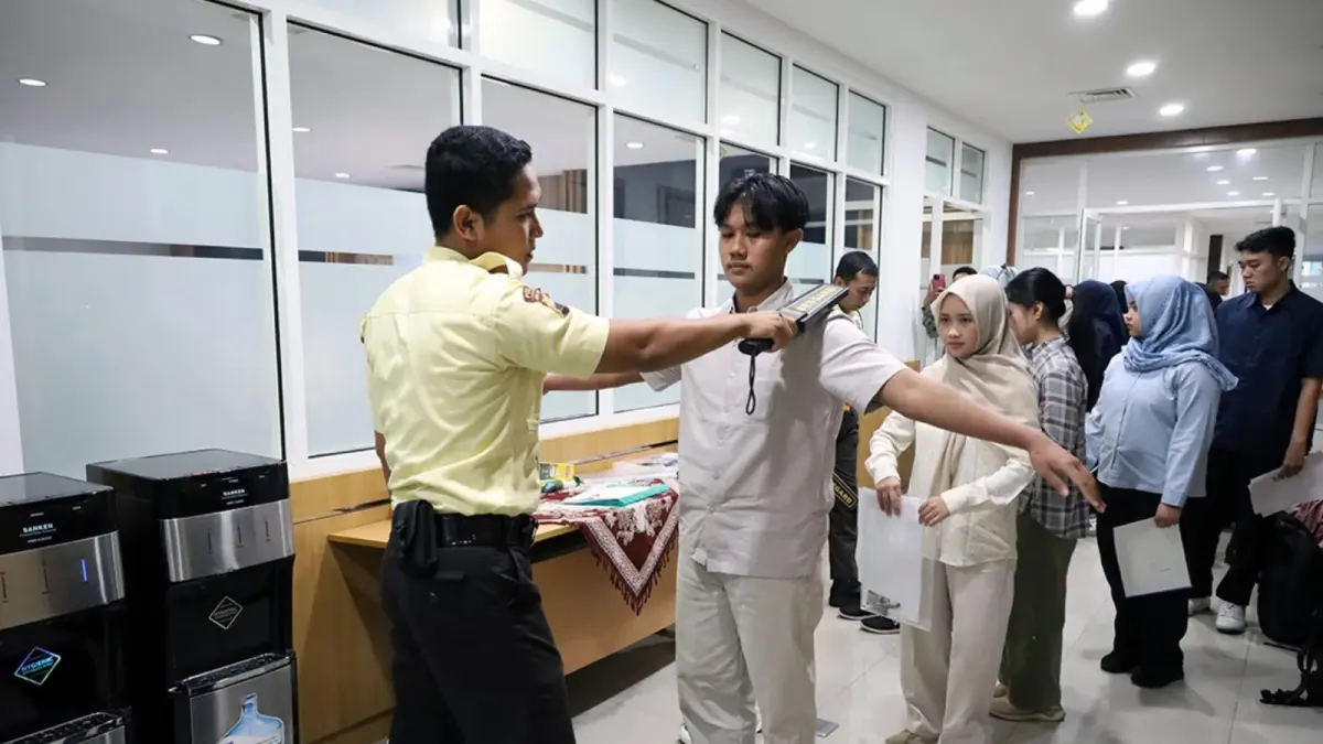 Security saat melakukan proses screening peserta UTBK sebelum ujian di Undip, Selasa (21/4/2026).&nbsp;