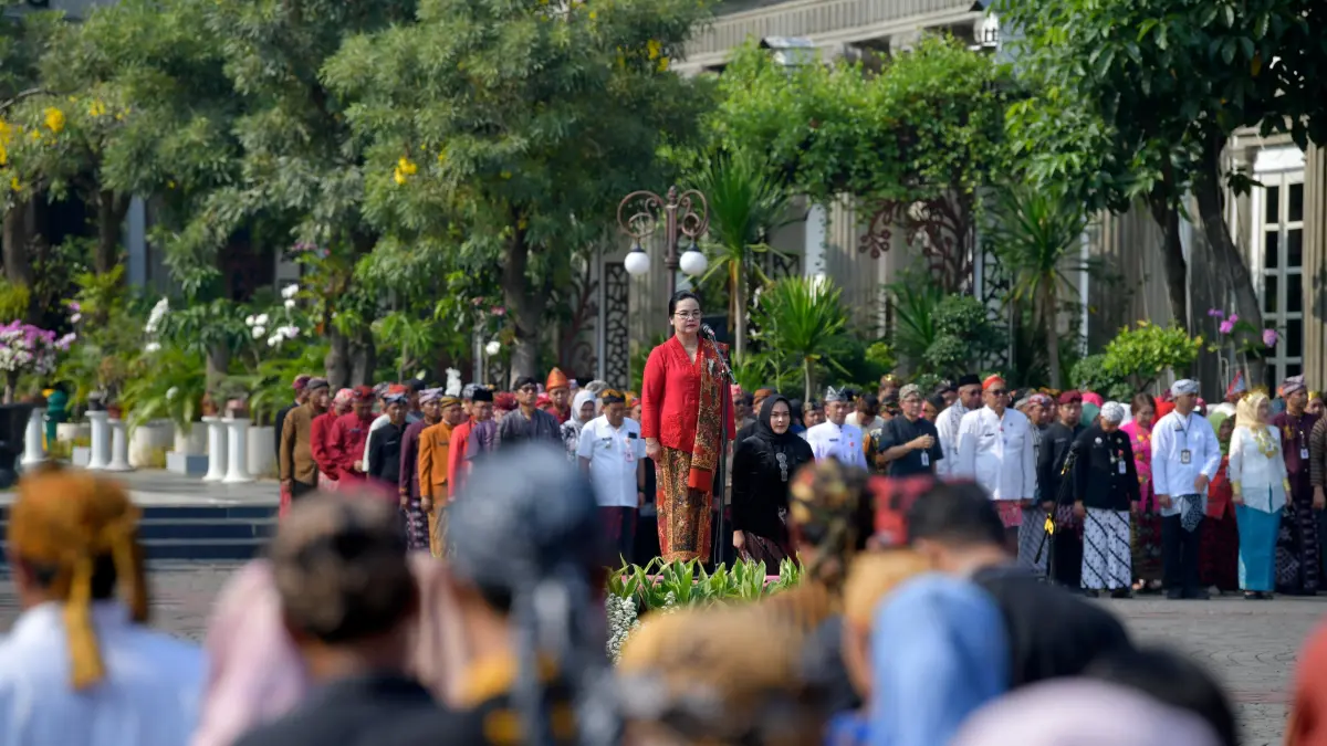 Wali Kota Semarang, Agustina Wilujeng dalam upacara peringatan Hari Kartini ke-147 yang digelar Pemerintah Kota Semarang di Halaman Balai Kota, Selasa (21/4).