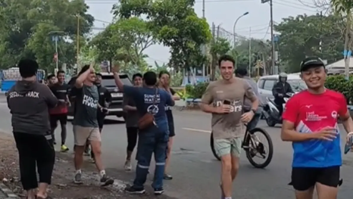 Rabu (22/4/2026) pelari Sungai Watch melanjutkan perjalanan membelah Bojonegoro sejak pagi buta. Setelah menempuh 16 kilometer, mereka singgah di Kantor Radar Bojonegoro Grup Jawa Pos. Sambil mempersiapkan diri untuk melanjutkan perjalanan bertemu Bupati Bojonegoro Setyo Wahono dan Wakil Bupati Bojonegoro Nurul Azizah.