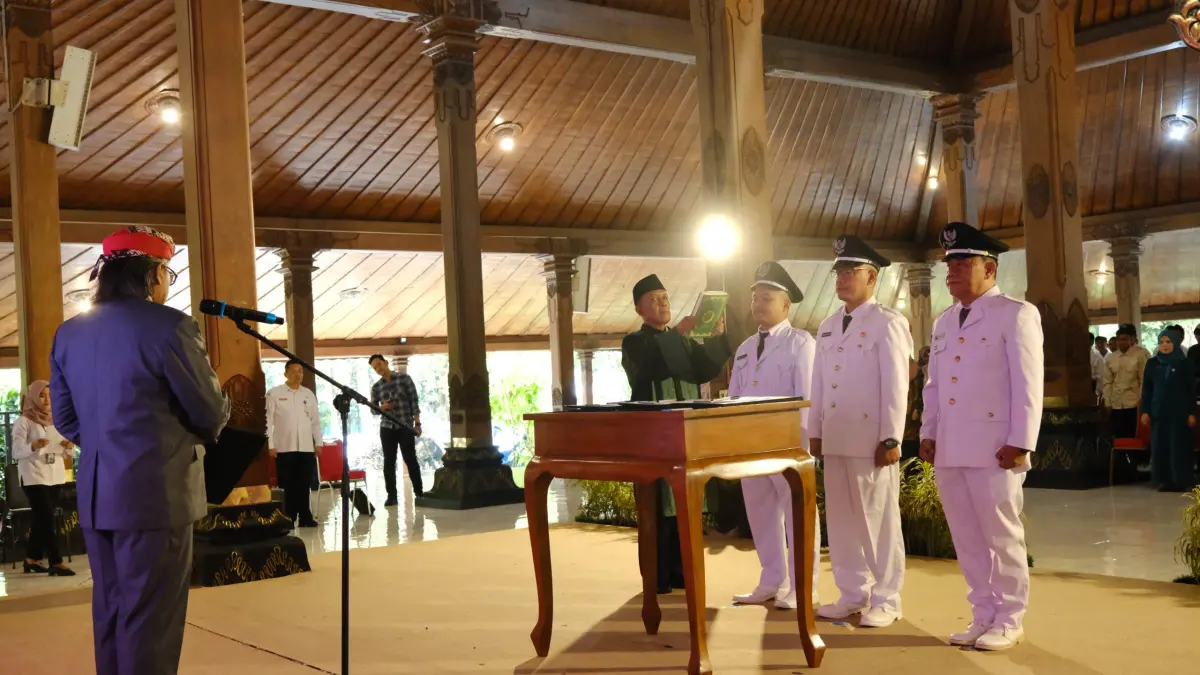 Pelantikan tiga kepala desa antarwaktu (PAW) untuk sisa masa jabatan hingga 2028, di Pendopo Pengayoman, Rabu (22/4). DEVI KHOFIFATUR RIZQI/ JAWA POS RADAR SEMARANG