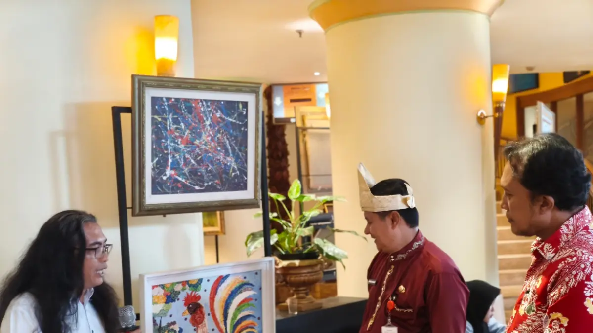 Samsul Bahri Siregar, selaku Sekertaris Dinas Kebudayaan dan Pariwisata Kota Semarang melihat pameran Pesona Jagat Rupa di Grand Candi Hotel, Selasa (21/4/2026). IDA FADILAH/JAWA POS RADAR SEMARANG&nbsp;