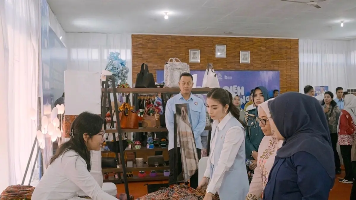 Istri Wakil Presiden RI, Selvi Ananda, bersama Solidaritas Perempuan untuk Indonesia (SERUNI) Kabinet Merah Putih melihat langsung Batik Tulis Lasem di stan UMKM binaan Rumah BUMN Rembang PT Semen Gresik dalam kunjungan ke Kartini Expo 2026 di Kompleks Museum Kartini Rembang, Senin (21/4).