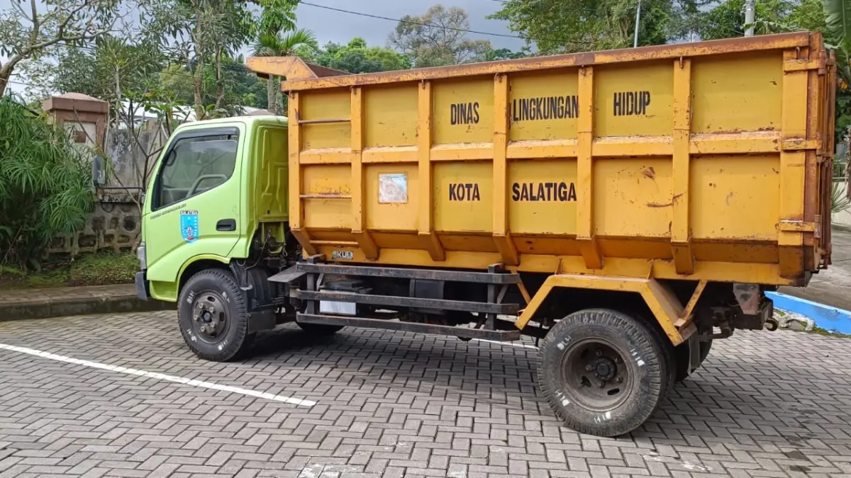 Kenaikan BBM Non Subsidi Tekan Operasional, DLH Salatiga Evaluasi Rute dan Maksimalkan Armada Roda Tiga 

SALATIGA, Radar Semarang – Lonjakan harga bahan bakar minyak (BBM) non subsidi kian menekan operasional Dinas Lingkungan Hidup (DLH) Kota Salatiga. Dampak paling terasa terjadi pada kendaraan dinas berpelat merah berbahan bakar diesel yang kini wajib menggunakan Pertamina Dex dengan harga terbaru.

Kepala DLH Kota Salatiga, Yunus Juniadi, menyebut harga Pertamina Dex kini mencapai Rp 23.600 per liter. Kenaikan signifikan tersebut berdampak langsung pada membengkaknya biaya operasional pengangkutan sampah.

“Karena kendaraan kita pelat merah, khususnya yang diesel, menggunakan Pertamina Dex dengan harga baru. Ini jelas menambah beban operasional,” ujarnya.

DLH saat ini mengoperasikan tujuh unit dump truck dan sebelas unit arm roll (amrol), yang seluruhnya menggunakan solar. Selain itu, terdapat empat unit kendaraan roda tiga (viar) yang mulai dioptimalkan untuk mendukung efisiensi layanan di lapangan.

Sebagai langkah antisipasi, DLH telah melakukan evaluasi sejak awal pekan ini. Fokus utama meliputi penataan ulang rute pengangkutan sampah serta penambahan jalur operasional berbasis armada viar.

“Senin kemarin sudah kita bahas. Ada evaluasi rute pengambilan sampah dan penambahan rute yang menggunakan viar supaya lebih efisien,” jelas Yunus.

Di sisi lain, keterbatasan sarana dan prasarana masih menjadi tantangan dalam menjaga kualitas layanan kebersihan di tengah tekanan biaya.

“Sarpras kita memang masih sangat minim,” tambahnya.

Meski dihadapkan pada kenaikan biaya operasional, DLH memastikan pelayanan pengangkutan sampah tetap berjalan normal. Optimalisasi armada dan penyesuaian strategi di lapangan terus dilakukan agar layanan kepada masyarakat tidak terganggu.(sas)