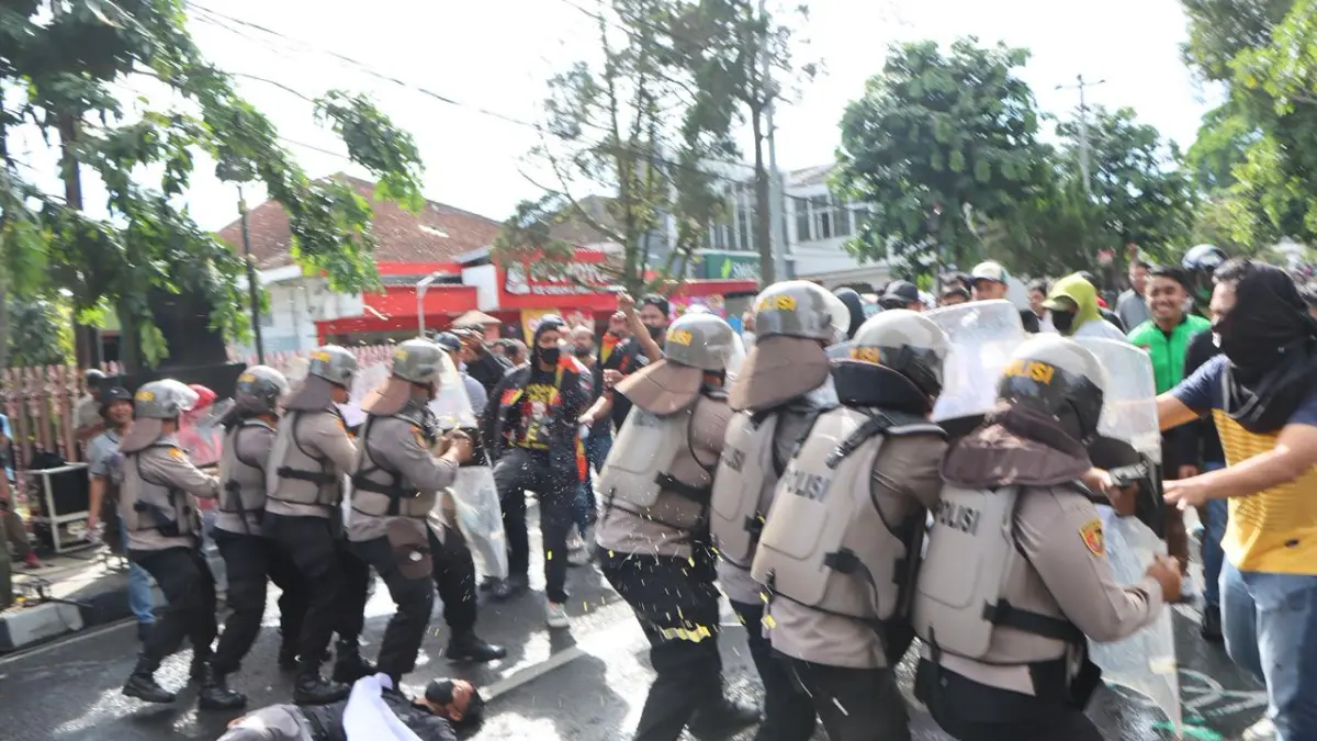  Polres Salatiga menggelar latihan lapangan kesiapan antisipasi gangguan kamtibmas berimplikasi kontinjensi di depan Kantor Pemerintah Kota Salatiga, Jalan Letjend Sukowati, Kamis (23/4/2026). 