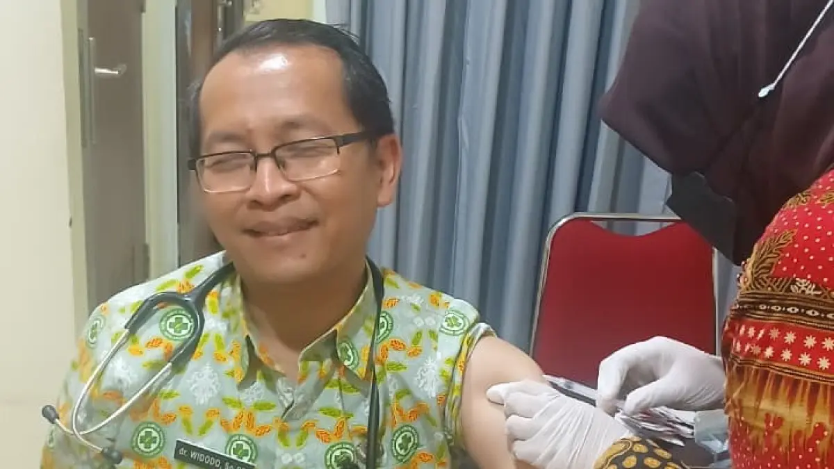 sebanyak 1.110 nakes di Kota Salatiga menjalani imunisasi campak.