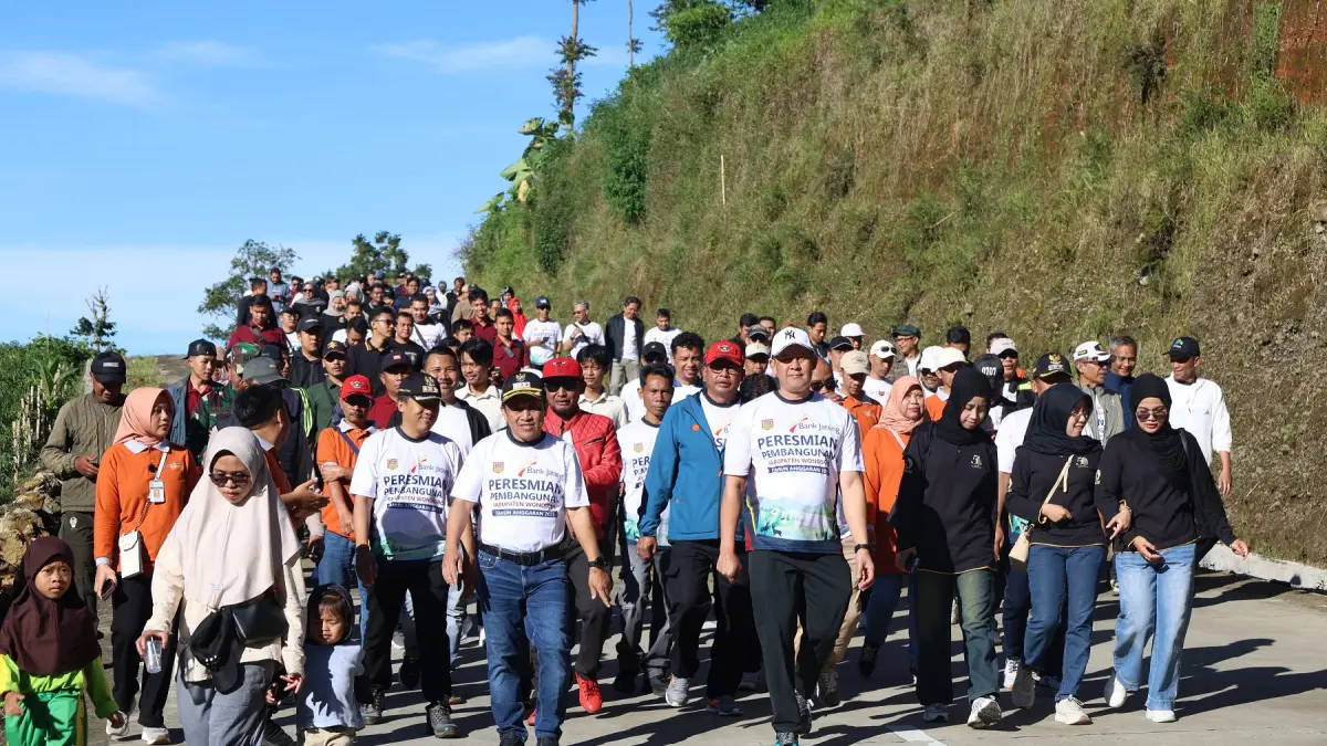 Bupati Wonosobo Afif Nurhidayat bersam Wabup Amir Husein dan forkompimda fun walk bersama warga Desa Tlogo, Kecamatan Garung usai peresmian hasil pembangunan tahun anggaran 2025, Jumat (24/4/2026). (Sigit Rahmanto/Jawa Pos Radar Semarang).

