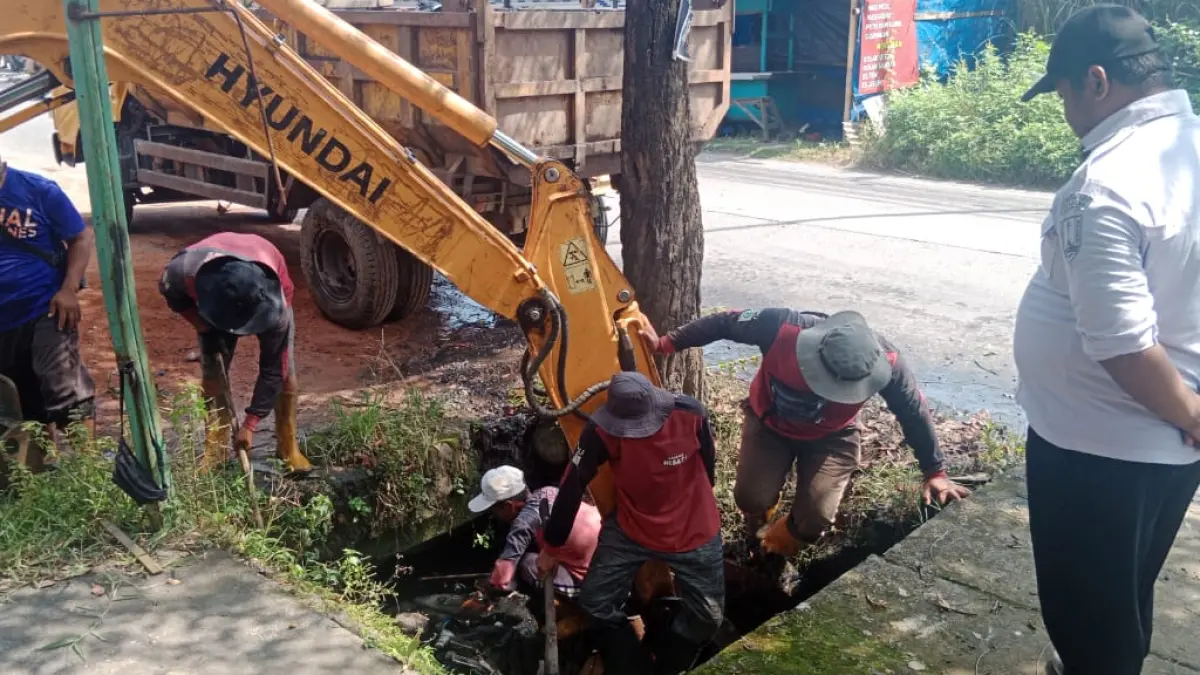 Petugas DPU Kota Semarang melakukan pengerukan saluran di Gajah Raya sebagai respon cepat aduan warga