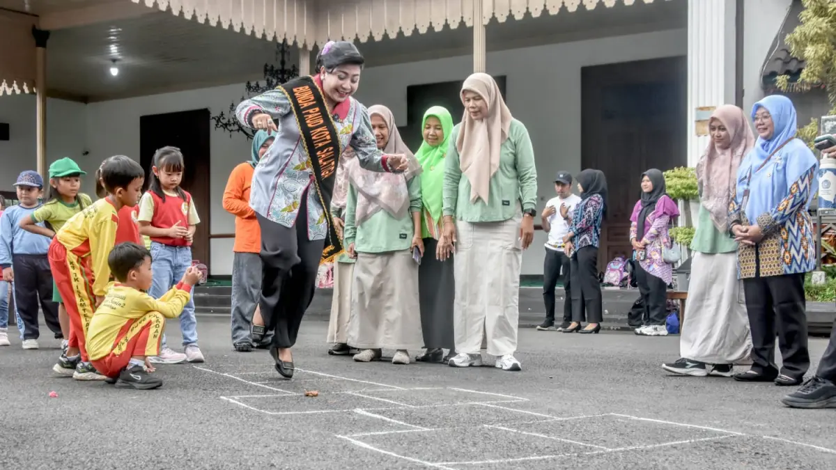 Halaman Rumah Dinas Wali Kota Salatiga mendadak riuh, Jumat (24/4). Tawa anak-anak TK pecah dalam kegiatan Dolanan Bareng Bunda PAUDKota Salatiga, Retno Robby Hernawan.