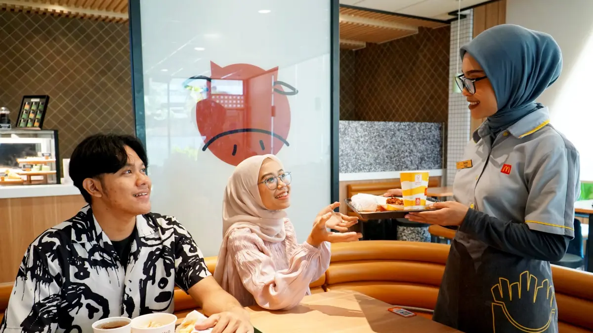 Kru McDonald’s Indonesia mengantarkan pesanan Paket HeBat (Hemat Banget) kepada pelanggan. Paket ini dapat dinikmati melalui berbagai kanal layanan McDonald’s Indonesia, termasuk dine-in, takeaway, Drive Thru, atau melalui pemesanan online delivery (McDelivery, GrabFood, GoFood, dan ShopeeFood). (Istimewa)