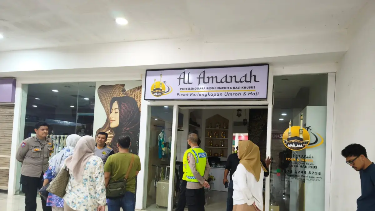 Belasan orang korban penipuan umroh menggeruduk Biro Umroh Al Amanah yang bertempat di Java Mall, Minggu (26/4/2026) malam. IDA FADILAH/JAWA POS RADAR SEMARANG&nbsp;
