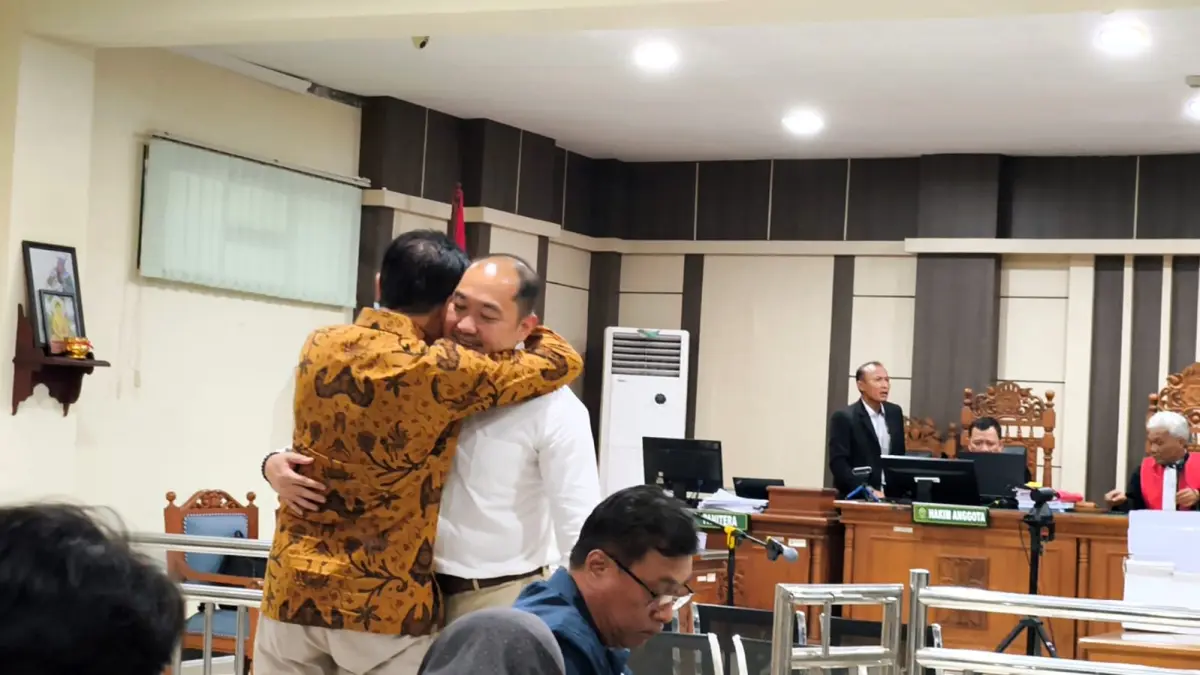 Bos PT Sritex Iwan Setiawan Lukminto (batik) dan Iwan Kurniawan Lukminto (baju putih) terdakwa korupsi kredit bank berpelukan usai sidang agenda pledoi di Pengadilan Tipikor Semarang, Senin (27/4/2026). IDA FADILAH/JAWA POS RADAR SEMARANG