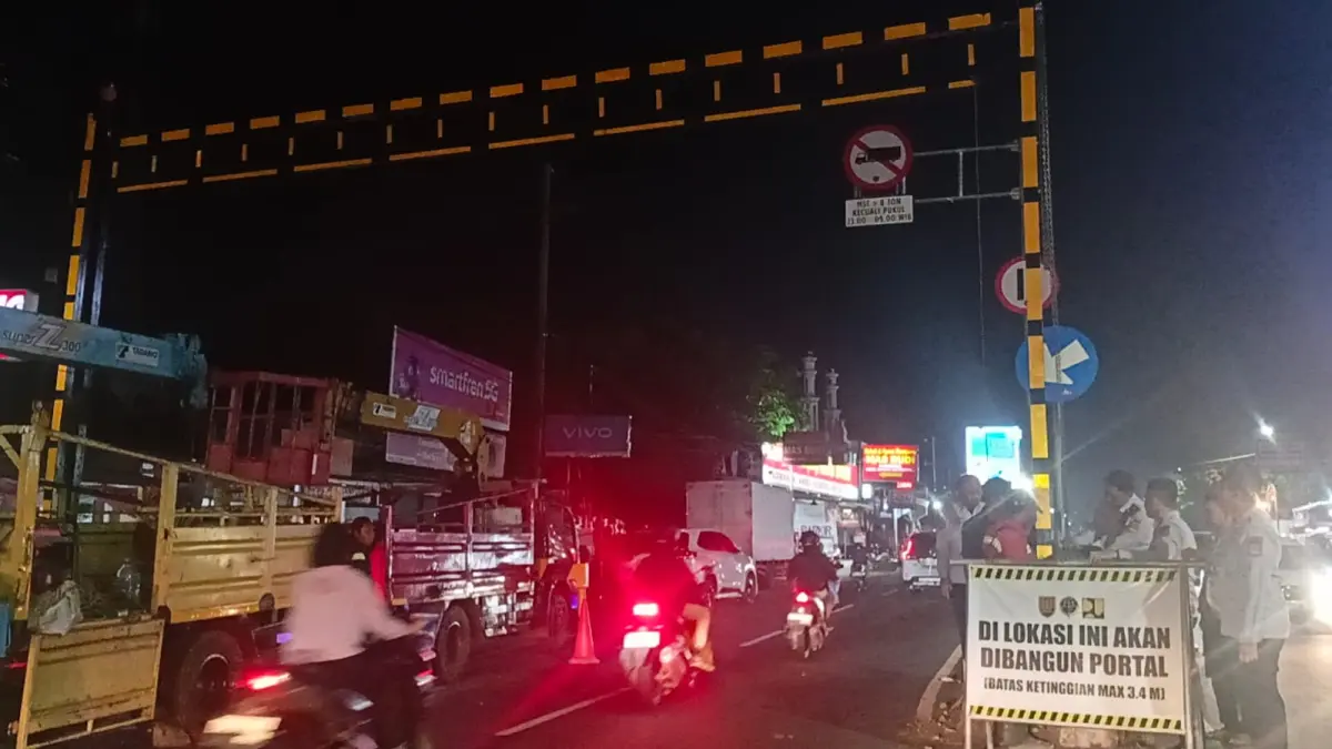 Dishub Kota Semarang memasang Portal di Kawasan Kedungpane, untuk mencegah truk bertonase besar melintas. ADENNYAR WYCAKSONO/ JAWA POS RADAR SEMARANG