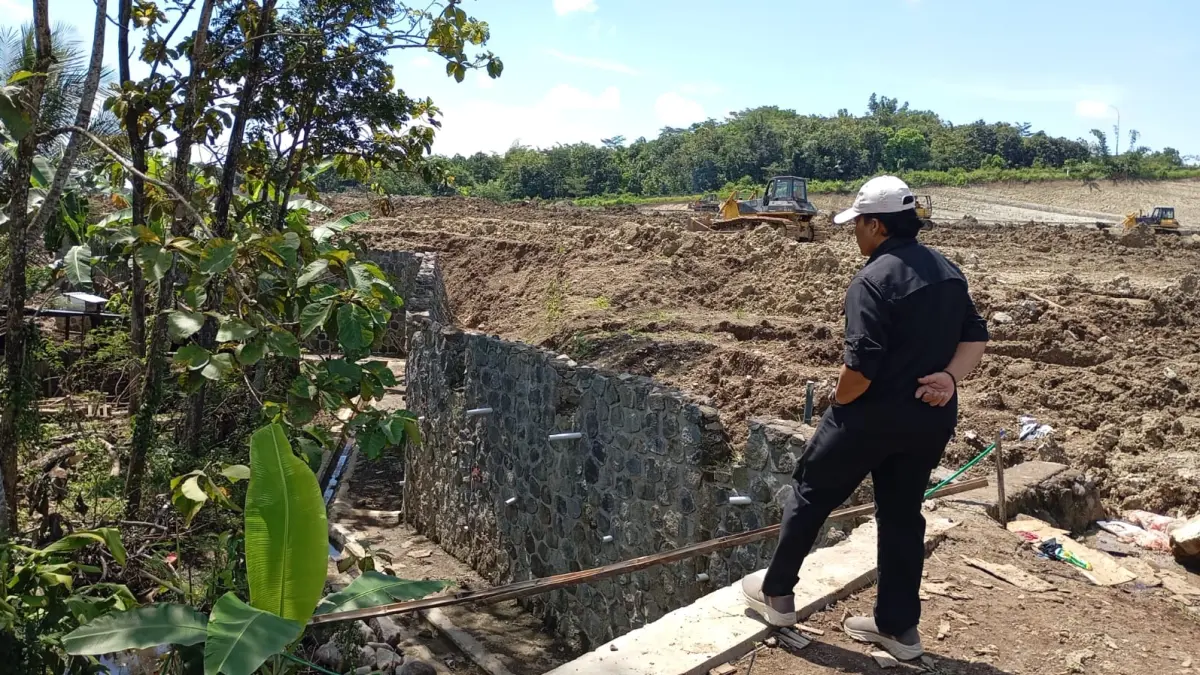 Komisi C DPRD Kabupaten Semarang saat sidak di lokasi pembangunan pabrik PT Wild Bear Technology. Maria Novena/Jawa Pos Radar Semarang