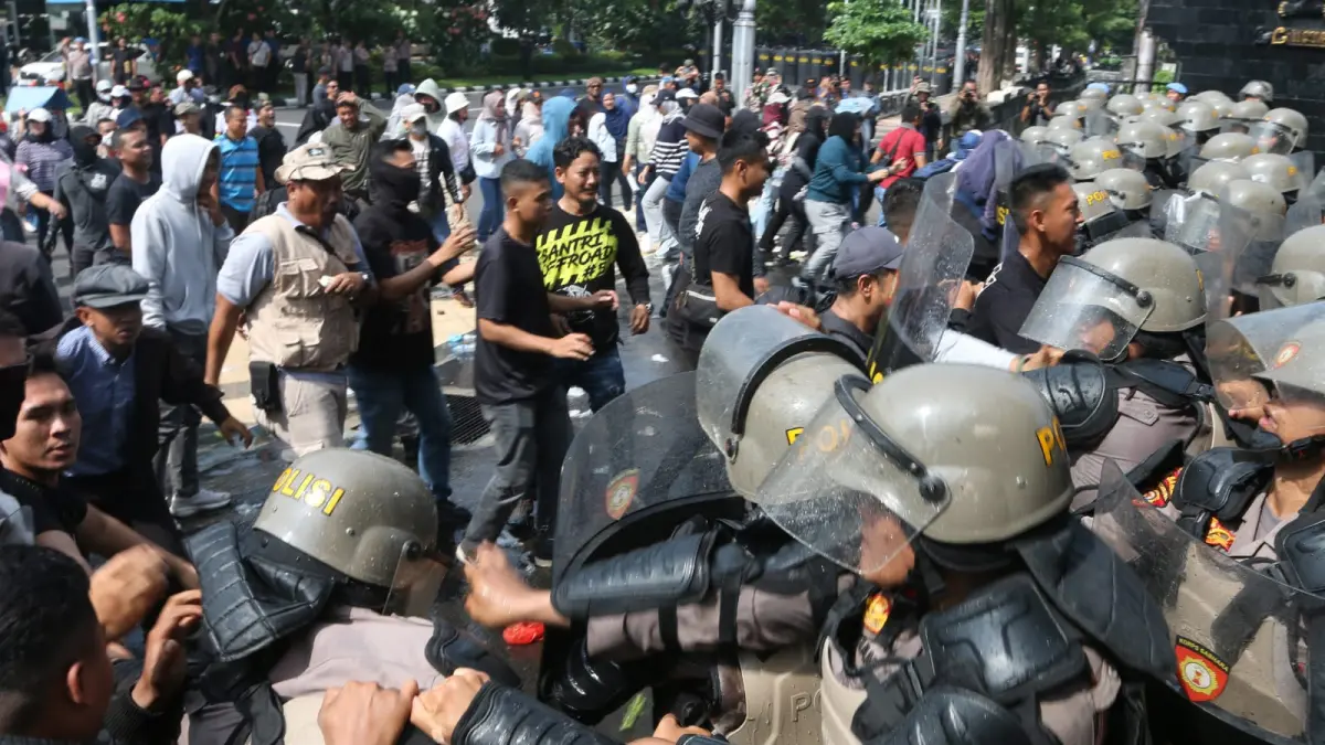 Polda Jawa Tengah melaksanakan pelatihan pelayanan pengamanan unjuk rasa yang disaksikan oleh Bapak Wakapolda dan para PJU serta Kapolres di jajaran Polda Jateng.&nbsp;(Nurchamim/Jawa Pos Radar Semarang)