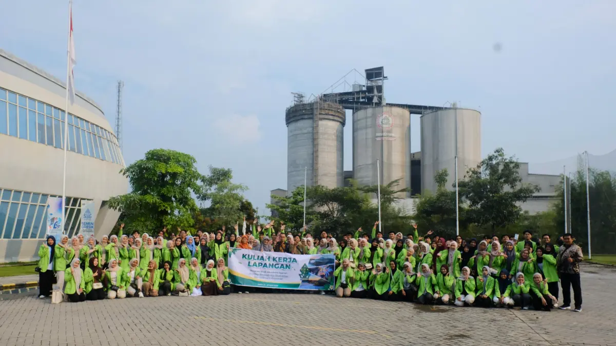 PT Semen Gresik menerima kunjungan ratusan mahasiswa Program Studi Ekonomi Syariah Universitas Islam Negeri (UIN) Walisongo Semarang di Rooftop Omah SG Pabrik Rembang, (21/4).