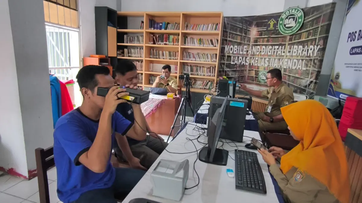 Sebanyak 353 warga binaan di Lapas Kelas IIA Kendal menjalani pengecekan dan perekaman data e-KTP, Senin (27/4).&nbsp;