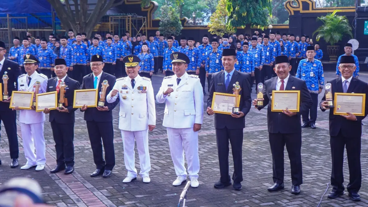 Upacara Hari Otonomi Daerah ke-30 tingkat provinsi di halaman Kantor Gubernur Jawa Tengah, Senin (27/4).