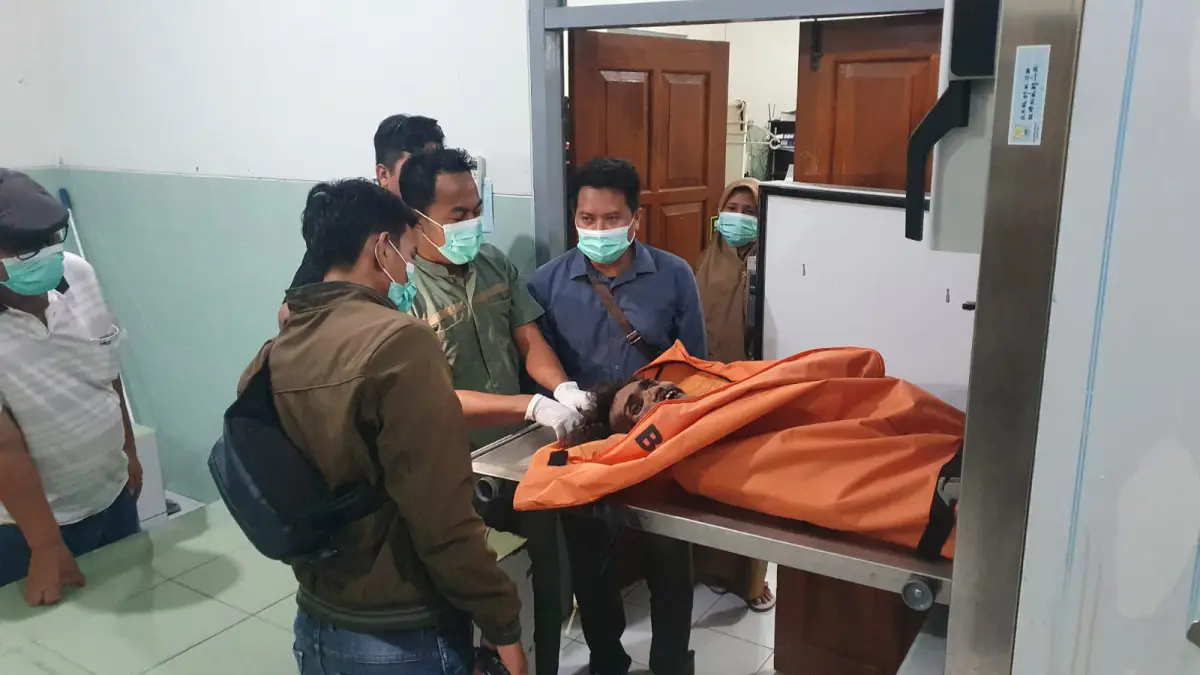 DIJEMPUT: pihak keluarga menjemput jenazah pria yang ditemukan meninggal di hutan Darupono di RSUD dr. Soewondo Kendal, Selasa (28/4). Korban diketahui merupakan warga Wonosalam, Demak, yang selama ini hidup mengembara. (POLSEK KALIWUNGU FOR RADARSEMARANG.ID)