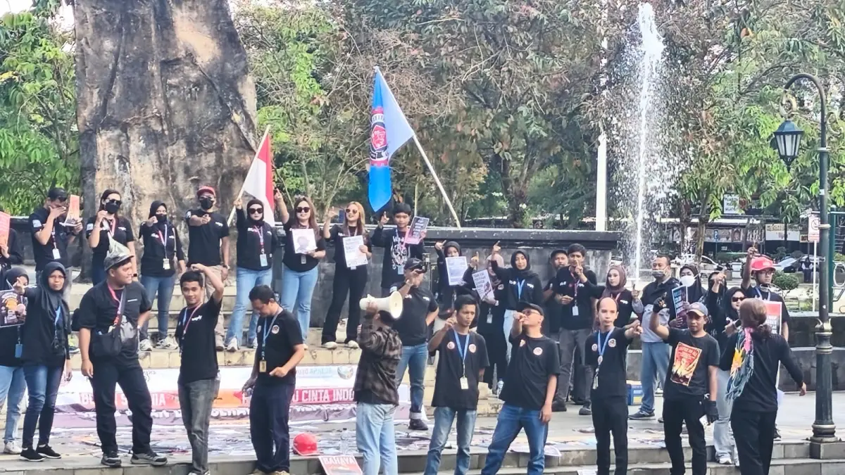 Puluhan pekerja yang tergabung dalam Serikat Pekerja Textile Sandang dan Kulit PT Selalu Cinta Indonesia (SCI) menggelar aksi memperingati International Workers Memorial Day (IWMD) atau Hari Berkabung Pekerja Internasional di Alun-Alun Pancasila, Kota Salatiga, Selasa (28/4/2026).