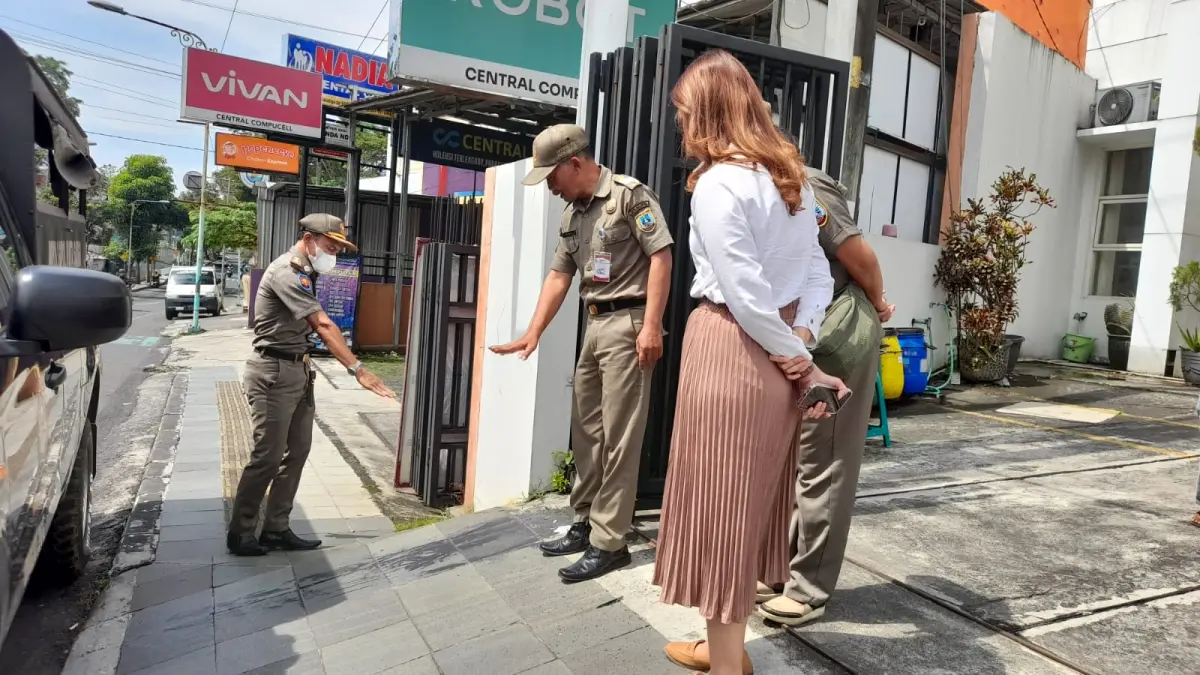 Keluhan warga yang sempat viral di media sosial langsung ditindaklanjuti Satuan Polisi Pamong Praja (Satpol PP) Kota Salatiga. Dalam patroli penegakan Perda dan Perwali, Senin (27/4/2026), petugas menertibkan reklame yang menjorok ke trotoar serta menindak aduan trotoar licin di depan salon kecantikan di kawasan Jetis, Jalan Kartini.