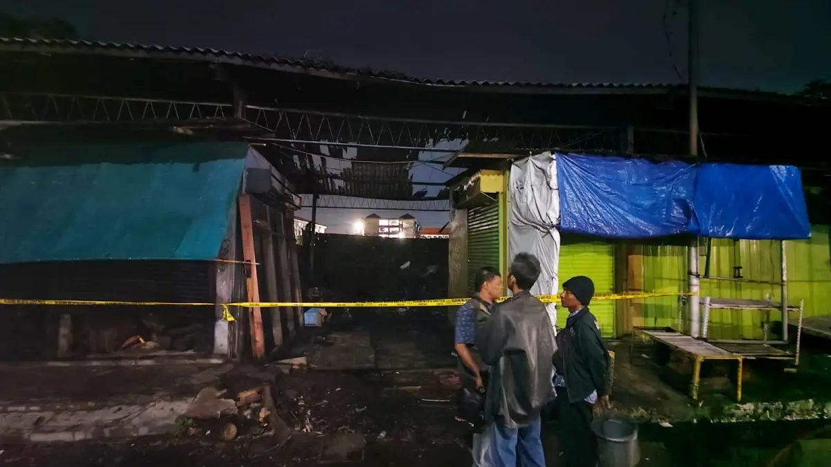 Kebakaran melanda sejumlah lapak pedagang kaki lima (PKL) di kawasan Pasar Waru Semarang, Senin (27/4/2026) sekitar pukul 23.00.&nbsp;Kobaran api yang besar, menghanguskan beberapa lapak yang sebagian besar berisi sparepart motor dan kompor.&nbsp;