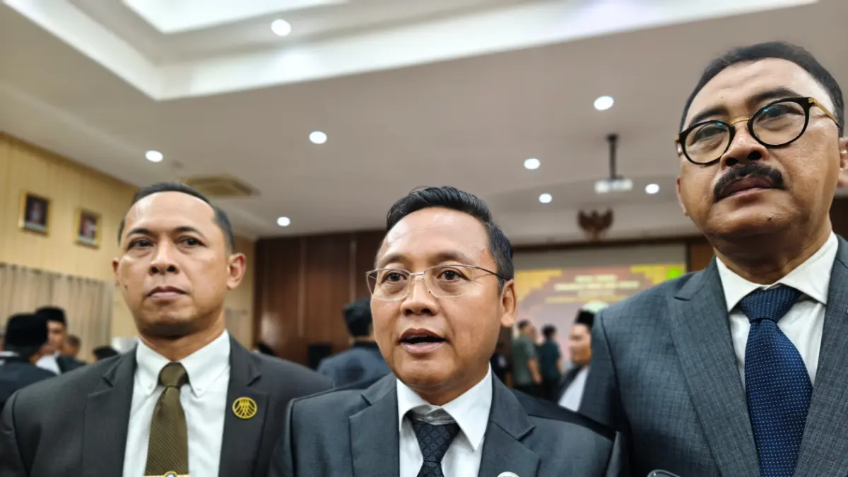 Ketua DPC Peradi Semarang, Kairul Anwar (tengah) bersama Koordinator Wilayah Peradi Jawa Tengah, Junaedi memberikan keterangan usai pelantikan di Pengadilan Tinggi Jateng, Selasa (28/4/2026). IDA FADILAH/JAWA POS RADAR SEMARANG