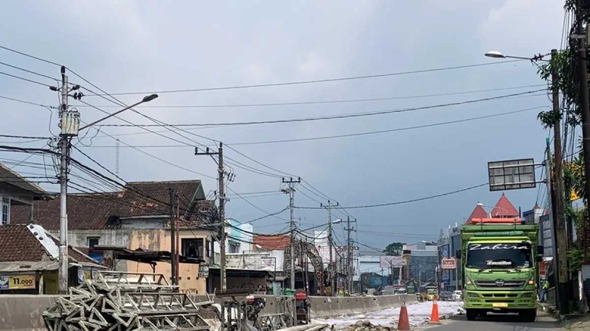 Perbaikan Jalan Gatot Subroto, Ungaran, Kabupaten Semarang. KHAFIFAH ARINI PUTRI/JAWA POS RADAR SEMARANG