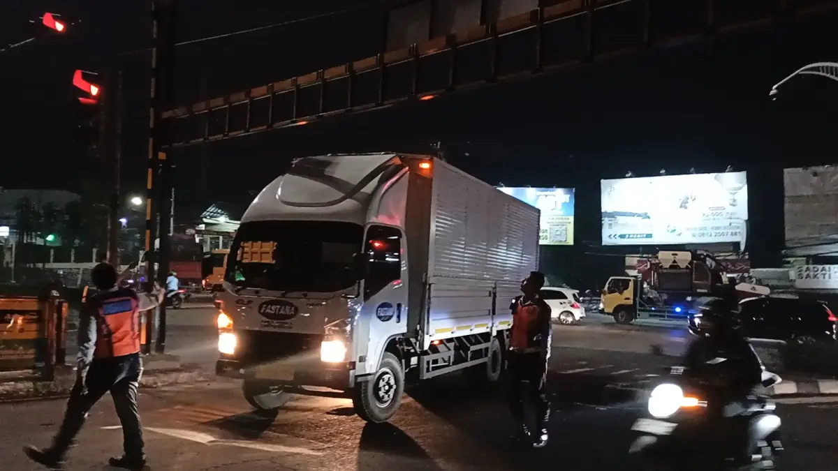 ADENNYAR WYCAKSONO/ JAWA POS RADAR SEMARANG

LENGKAP : Portal kedua di Simpang Jrakah sipasang Dishub Kota Semarang, untuk mengantisipasi truk bertonase besar melintas di Jalan Prof Hamka.
