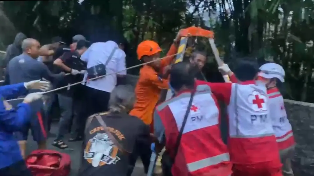 Petugas bahu membahu untuk mengevakuasi korban dari dasar jurang sungai kembang arum