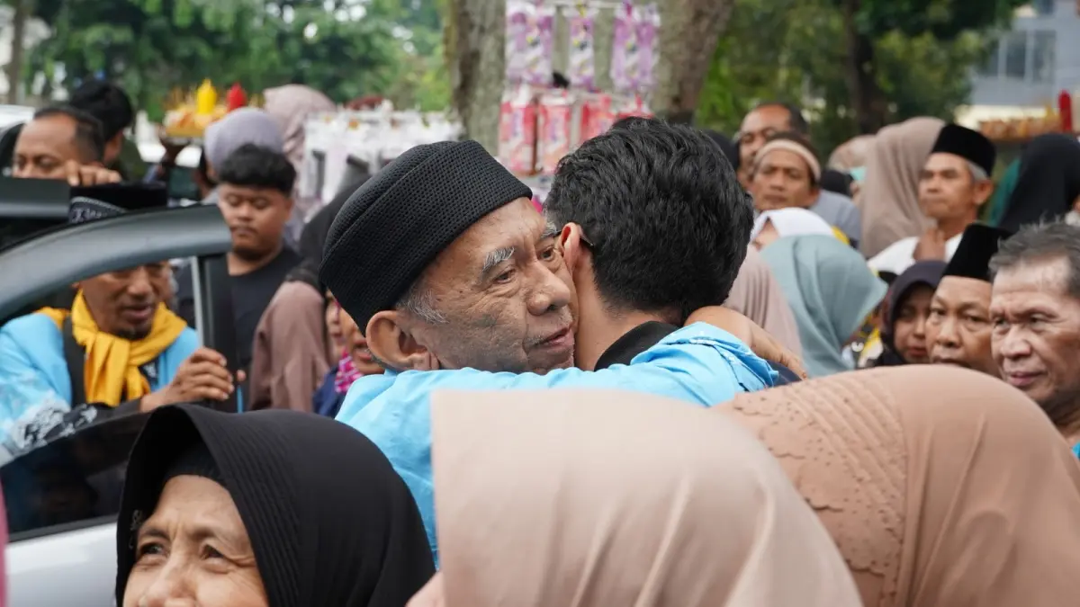 Suasana pelepasan Jemaah haji di halaman Pemkot Salatiga pada Selasa (28/4/2026)
