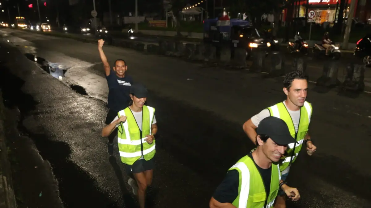 Tiga pelari asal Prancis, Gary, Sam dan Kelly Bencheghib didampingi Direktur Radar Semarang Baehaqi saat masuk Kota Semarang. NUR CHAMIM/JAWA POS RADAR SEMARANG&nbsp;
