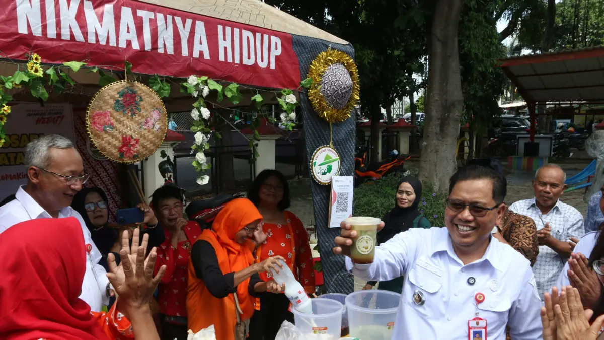 SEMANGAT : Camat Semarang Selatan Sunardi menunjukkan produk minuman dari salah satu stand UMKM pada acara Gebyar Peringatan Hari Jadi Kota Semarang ke-479 tingkat Kecamatan Semarang Selatan di halaman Kantor Kecamatan Semarang Selatan. (NUR CHAMIM/JAWA POS RADAR SEMARANG)

&nbsp;
