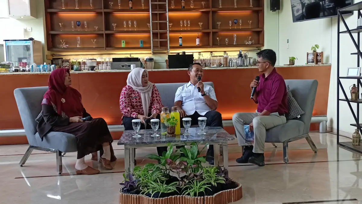ADENNYAR WYCAKSONO/ JAWA POS RADAR SEMARANG

LEBIH MERATA : Ketua DPRD Kota Semarang, Kadar Lusman meminta adanya pemerataan pembangunan, di wilayah pinggiran.
