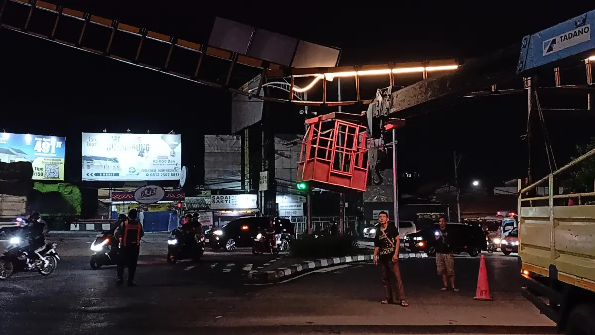 Portal pembatasan ketinggian di Simpang Jrakah, patah karena diseruduk bus. ADENNYAR WYCAKSONO/ JAWA POS RADAR SEMARANG 
