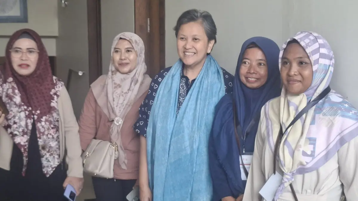Anggota Komisi X DPR RI Lestari Moerdijat bersama ibu-ibu disela pelatihan kosmetik ramah lingkungan di Hotel Amantis Demak.(Wahibpribadi)