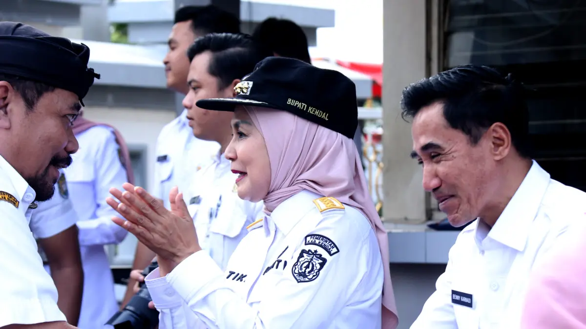 Bupati Kendal, Dyah Kartika Permanasari mengajak para buruh peringati May Day secara damai. (BUDI S/RADASEMARANG.ID)