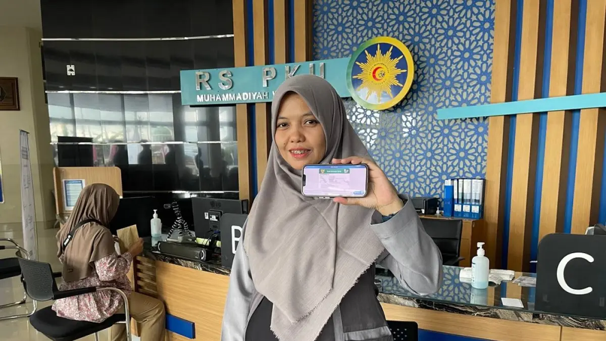 Ismi menunjukkan kartu JKN digital yang dimilikinya. (IST)