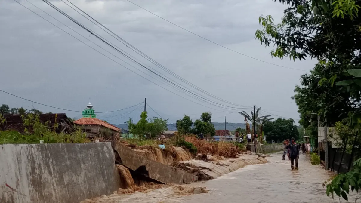 JEBOL LAGI : Tanggul Sungai Plumbon di Kelurahan Mangkang Kulon kembali jebol hingga membuat permukiman warga terendam air.
