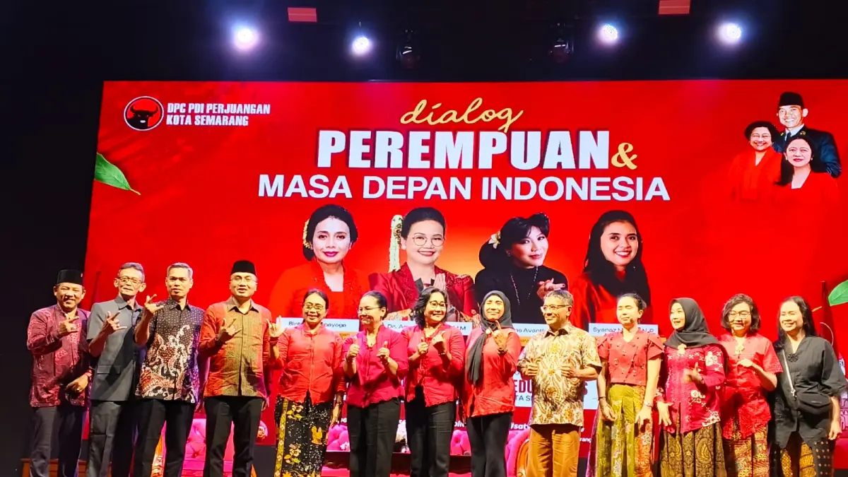 Ketua DPC PDIP Kota Semarang dan Walikota Semarang foto bersama para tokoh wanita inisiatif dalam kegiatan dialog perempuan masa depan Indonesia 