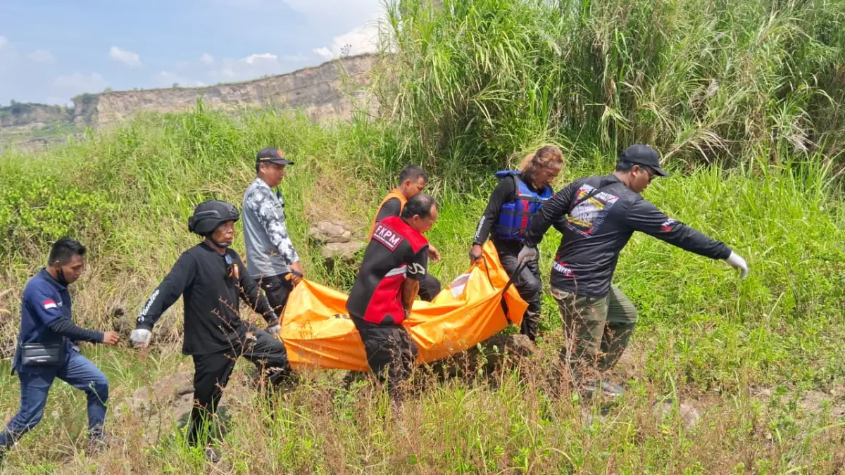 Mayat laki-laki yang mengapung di air bekas galian di brown canyon Rowosari Kota Semarang dievakuasi tim SAR gabungan 
