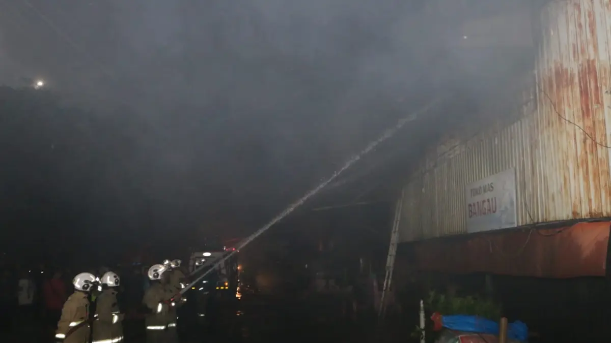 Pasar Kanjengan yang berlokasi di Kauman, Kecamatan Semarang Tengah kebakar, Rabu (29/4/2026) sekitar pukul 22.30.&nbsp;(Nurchamim/Jawa Pos Radar Semarang)