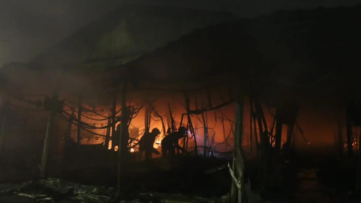 Pasar Kanjengan yang berlokasi di Kauman, Kecamatan Semarang Tengah kebakar, Rabu (29/4/2026) sekitar pukul 22.30.&nbsp;(Nurchamim/Jawa Pos Radar Semarang)